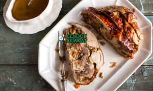 Turducken potong melintang kalkun bebek ayam stuffing cornbread gravy cranberry Thanksgiving piring besar