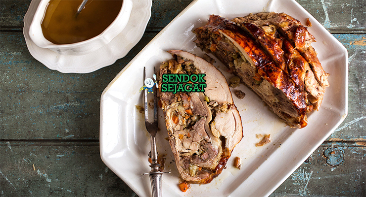 Turducken potong melintang kalkun bebek ayam stuffing cornbread gravy cranberry Thanksgiving piring besar