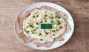 Vitello Tonnato irisan daging sapi dingin saus tonnato caper peterseli lemon baguette piring Italia