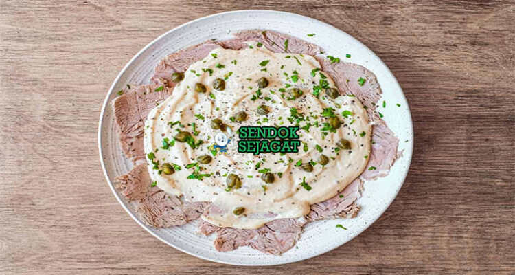 Vitello Tonnato irisan daging sapi dingin saus tonnato caper peterseli lemon baguette piring Italia