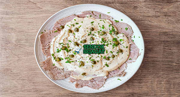 Vitello Tonnato irisan daging sapi dingin saus tonnato caper peterseli lemon baguette piring Italia