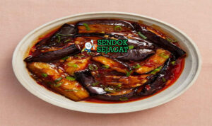 Yu Xiang Qiezi terung ungu goreng saus yu xiang merah doubanjiang jahe daun bawang nasi putih