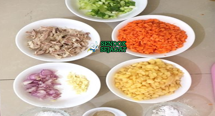 Bahan segar resep arem-arem Jawa Tengah: beras ketan rendam, ayam suwir, bawang merah, bawang putih, cabai merah, gula merah sisir, daun salam, lengkuas, daun pisang muda di atas meja dapur kayu