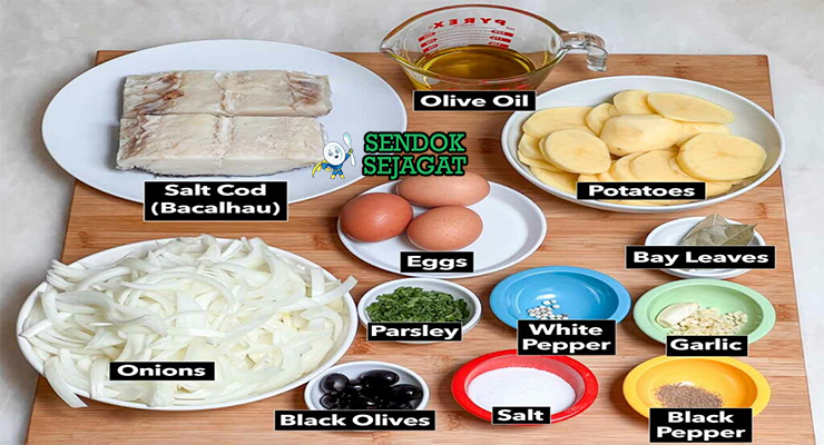 Bahan segar resep Bacalhau à Gomes de Sá: ikan kod asin direndam, kentang iris tipis, bawang bombay besar, telur rebus, zaitun hitam, bawang putih, minyak zaitun di atas meja dapur kayu