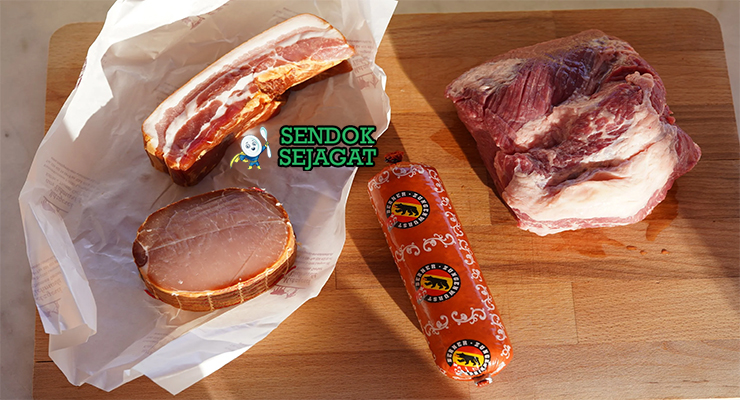 Bahan-bahan resep Berner Platte termasuk daging sapi asap, sosis, sauerkraut, kentang, wortel, bawang bombay, dan rempah siap direbus