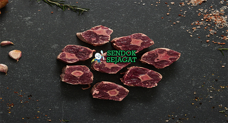 Bahan resep braised kangaroo tail Australia: potongan ekor kangaroo dengan tulang, bawang bombay, wortel, seledri, bawang putih, pasta tomat, anggur merah, kaldu sapi, daun salam, thyme, dan minyak zaitun