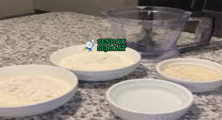 Bahan-bahan resep Canjeero termasuk tepung sorghum, air, garam, madu, dan minyak siap difermentasi