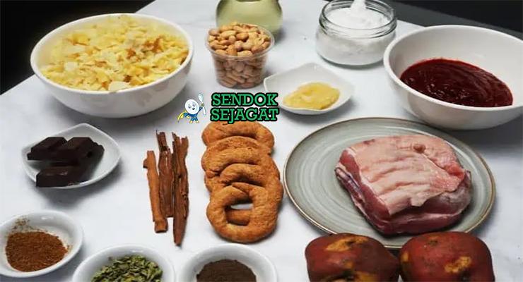 Bahan resep carapulcra Peru: papa seca kentang kering, daging babi potong dadu, pasta ají panca, kacang tanah panggang, bawang bombay, bawang putih, jintan, cengkeh, kayu manis, dan kaldu