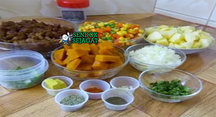 Bahan resep charquicán Chili: daging sapi giling, kentang, labu kuning, jagung pipilan, kacang polong, wortel, bawang bombay, bawang putih, dan rempah-rempah