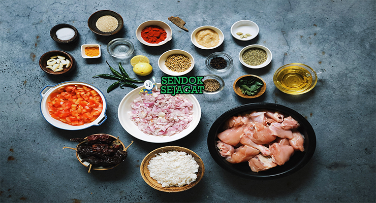Gambar bahan resep Chicken Chettinad termasuk ayam, rempah, dan kelapa parut siap diolah