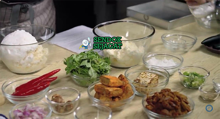 Bahan segar resep combro Sunda: singkong parut diperas, oncom merah hancur, cabai rawit, bawang, daun jeruk purut, kelapa parut sangrai di atas talenan kayu