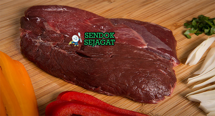 Bahan resep emu fillet Australia: potongan emu fillet segar, minyak zaitun, mentega, bawang putih, rosemary segar, garam laut, merica hitam, kaldu sapi, anggur merah, dan saus tomat bush tomato