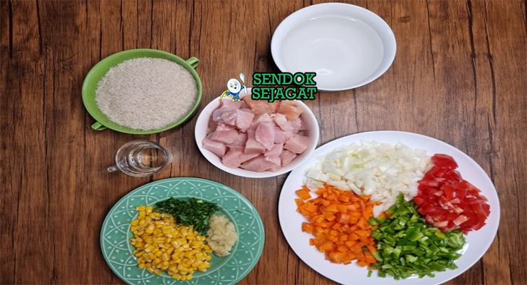 Deretan bahan segar untuk resep galinhada: ayam potong, nasi, paprika, tomat, dan rempah khas Brasil