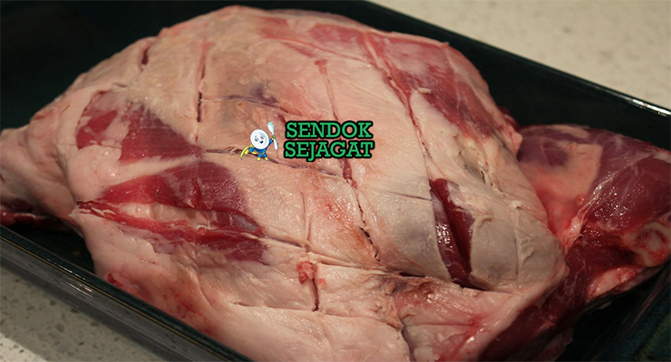 Bahan-bahan resep Gorkhali Lamb termasuk daging domba, bawang bombay, jahe bawang putih, cabai, rempah utuh, dan daun salam siap dimasak