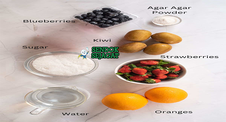 Bahan segar resep jelly cake: jelly powder rasa berbeda, telur ayam, tepung terigu, gula, mentega, stroberi, kiwi, mangga, whipping cream di atas meja dapur kayu cerah3,7d