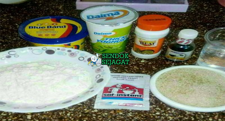 Bahan-bahan resep Kaimati termasuk tepung, ragi, air, kapulaga, gula, madu, dan kayu manis siap digoreng