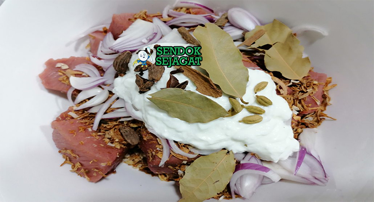 Bahan-bahan resep Kala Bhuna termasuk daging sapi, bawang bombay banyak, rempah bubuk, cabai, dan ghee siap ditumis lambat