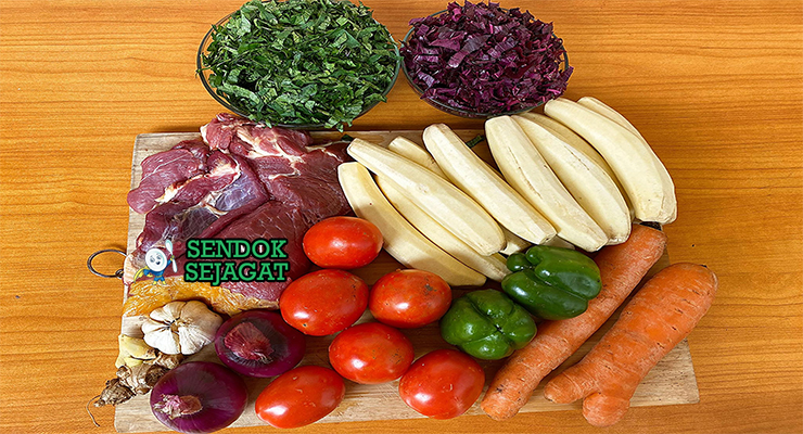Bahan resep katogo Uganda: pisang raja hijau matooke, daging sapi potong dadu, bawang bombay, tomat, wortel, paprika hijau, bawang putih, jahe, dan rempah-rempah