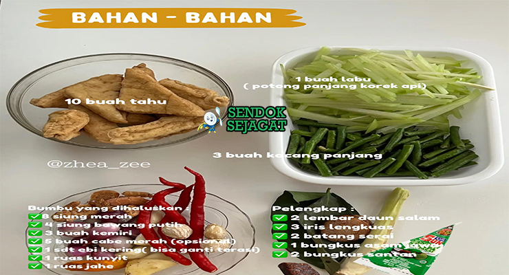 Bahan segar resep ketupat sayur Betawi: beras ketan, santan kental, labu siam potong, kacang panjang, telur ayam, tahu putih, bawang merah, bawang putih, cabai merah, kunyit, lengkuas, serai, daun salam di atas meja dapur kayu