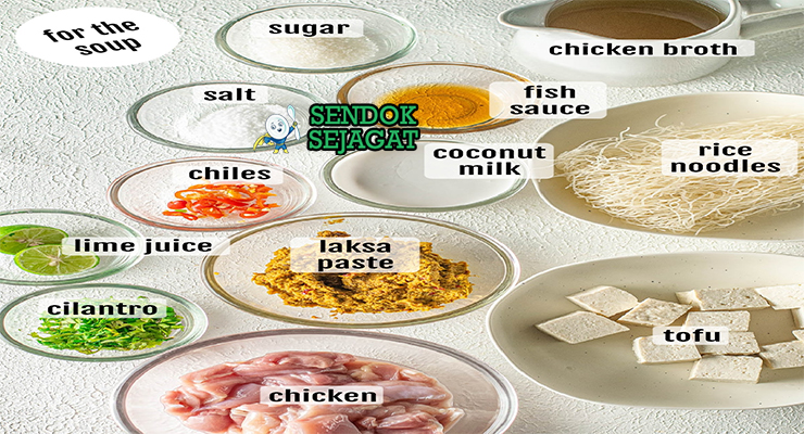 Bahan segar resep laksa Medan: mie kuning basah, ayam potong, santan kental, bawang merah, bawang putih, cabai merah, kunyit, lengkuas, serai, daun salam, tauge, telur rebus, tahu goreng di atas meja dapur kayu