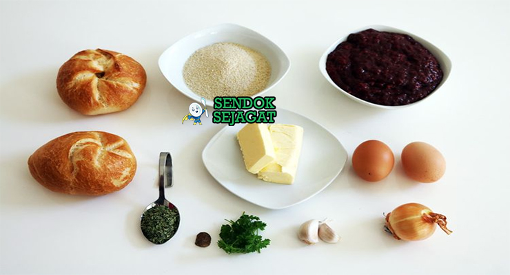 Bahan-bahan resep Leberknödelsuppe termasuk hati sapi, roti tawar, telur, bawang bombay, peterseli, dan rempah siap dibuat