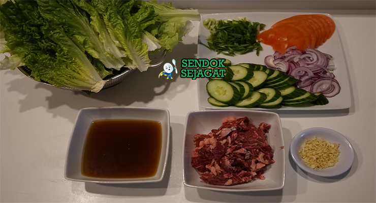 Bahan resep lok lak Kamboja: potongan daging sapi has dalam, kecap asin, saus tiram, gula aren, merica hitam, bawang putih, jeruk nipis, dan sayuran segar