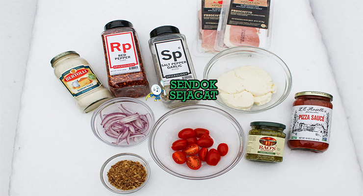 Bahan resep matambre a la pizza Argentina: matambre sapi tipis, mozzarella parut, saus tomat, bawang bombay, tomat segar, ham iris, oregano kering, minyak zaitun, garam kasar, dan merica hitam