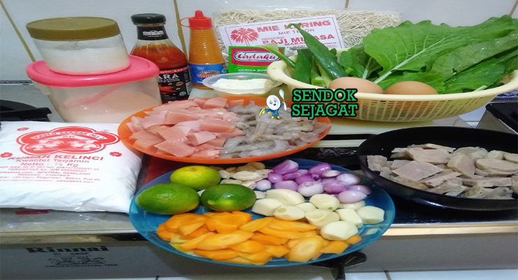 Bahan segar resep mie kering Makassar: mie kuning basah, kikil sapi potong, kacang tanah goreng, gula merah sisir, bawang merah, bawang putih, lengkuas, serai, daun jeruk, tauge, telur rebus di atas meja dapur kayu