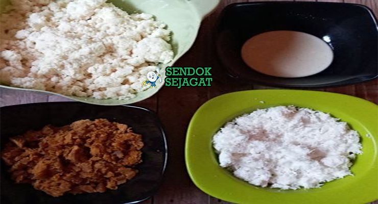 Bahan segar resep misro Sunda: singkong parut kering, gula merah sisir harum, kelapa parut sangrai, garam, dan minyak goreng di atas talenan kayu dapur