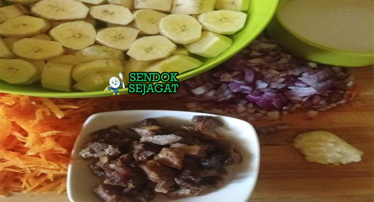 Bahan resep mtori Tanzania: pisang raja hijau plantain, daging sapi potong dadu, bawang bombay, tomat, bawang putih, jahe, kunyit bubuk, jintan, kayu manis, cabai hijau, dan daun ketumbar