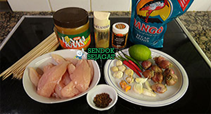 Bahan resep sate ayam Ponorogo: potongan ayam kampung, kacang tanah goreng, bawang putih, cabai merah, gula merah, kecap manis, asam jawa, lontong, kol, bawang goreng, dan jeruk nipis