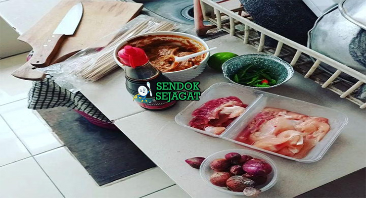 Bahan-bahan resep Sate Blora termasuk ayam, kacang tanah, kecap manis, bawang, cabai, gula merah, dan rempah siap dimasak