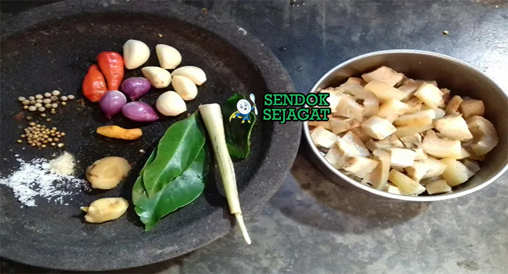 Bahan-bahan resep Sate Kikil termasuk kikil sapi, bawang, cabai, kecap manis, lengkuas, serai, dan daun jeruk siap dibakar