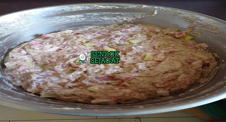 Bahan-bahan segar resep Saumagen: perut babi bersih, daging babi bahu potong dadu, kentang, bawang bombay, wortel, telur, marjoram, dan pala bubuk