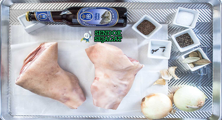Bahan-bahan resep Schweinshaxe termasuk pork knuckle, bir, bawang bombay, wortel, seledri, daun salam, dan rempah caraway siap dimasak