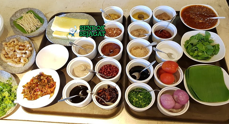 Bahan segar resep Shan Noodles Myanmar: mie beras kering, daging sapi cincang, kacang tanah sangrai, tomat matang, bawang merah, bawang putih, cabai merah, kunyit, jinten, tauge, telur rebus di atas meja dapur kayu