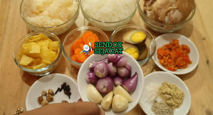 Bahan resep timlo Solo: ayam kampung, telur ayam pindang, soun, wortel, jamur kuping, tomat, bawang putih, cengkeh, kapulaga, kayu manis, pala, daun bawang, seledri, dan bawang goreng