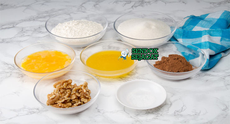 Bahan segar resep turrón Spanyol: almond blanched panggang, madu murni dalam toples, gula pasir, putih telur, dan wafer paper di atas meja dapur