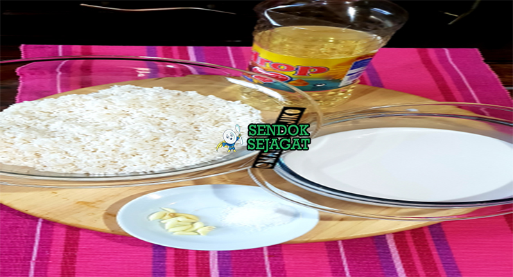 Gambar bahan-bahan resep Wali wa Nazi termasuk beras, santan, dan garam siap dimasak