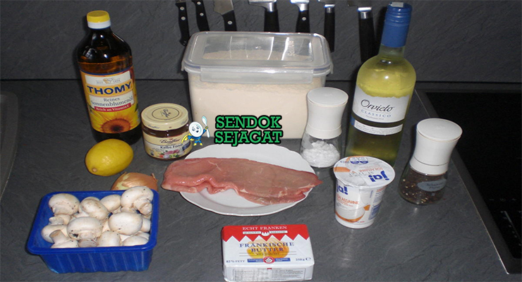 Bahan-bahan resep Zürcher Geschnetzeltes termasuk daging sapi iris, jamur segar, bawang bombay, krim kental, anggur putih, dan rempah siap ditumis