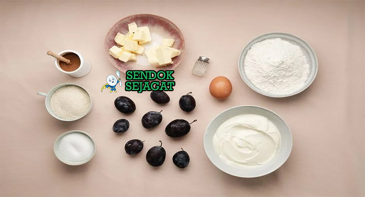 Bahan resep zwetschgenknödel Austria: kentang kuning rebus, tepung terigu, kuning telur, plum Zwetschge segar, gula batu, kayu manis bubuk, mentega tawar, tepung roti, dan gula kayu manis