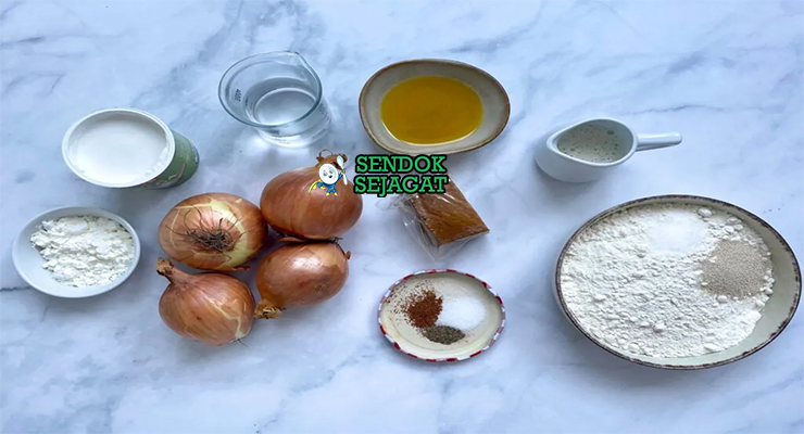 Bahan-bahan segar untuk Zwiebelkuchen termasuk bawang bombay, bacon, krim asam, telur, dan adonan yeast