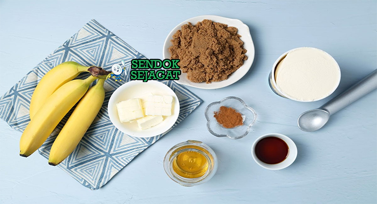 Bahan-bahan resep Bananas Foster termasuk pisang, mentega, gula merah, kayu manis, banana liqueur, rum, dan es krim vanila siap dimasak