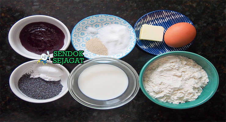 Bahan-bahan resep Germknödel termasuk tepung terigu, ragi, susu, telur, mentega, selai plum, biji poppy, dan gula bubuk siap dibuat