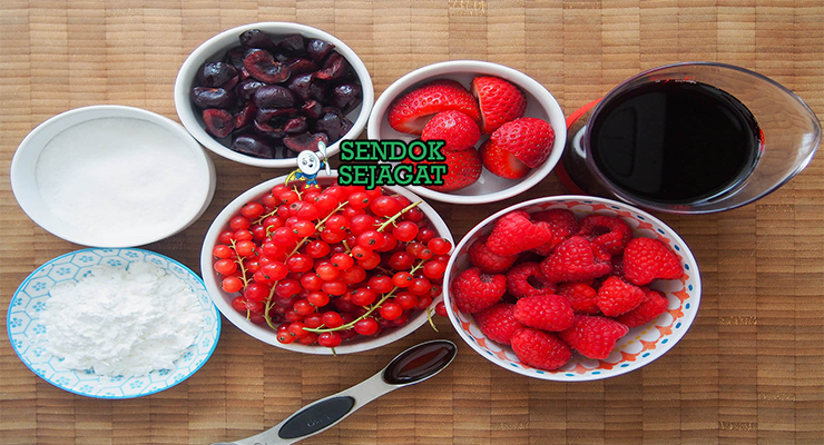 Bahan-bahan resep Rote Grütze termasuk raspberry, strawberry, red currant, maizena, gula, dan vanila siap dimasak