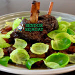 Wallaby Shank Siap Saji dengan Saus Kaya Potongan wallaby shank khas Australia empuk meleleh dengan saus gurih, sayur wortel celery, tampak hangat dan menggugah selera