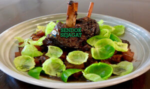 Potongan wallaby shank khas Australia empuk meleleh dengan saus gurih, sayur wortel celery, tampak hangat dan menggugah selera