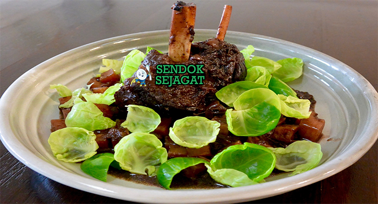 Potongan wallaby shank khas Australia empuk meleleh dengan saus gurih, sayur wortel celery, tampak hangat dan menggugah selera
