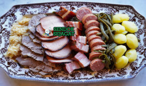 Berner Platte Siap Saji Penuh Warna Piring besar Berner Platte khas Swiss dengan irisan daging asap, sosis, sauerkraut, kentang, wortel, tampak gurih hangat menggugah selera