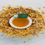 Billy tea khas Australia siap saji: teh hitam pekat dalam billy can besi di atas api unggun kayu, uap mengepul, disajikan dengan damper roti panggang dan biskuit kering, terlihat hangat autentik bushman